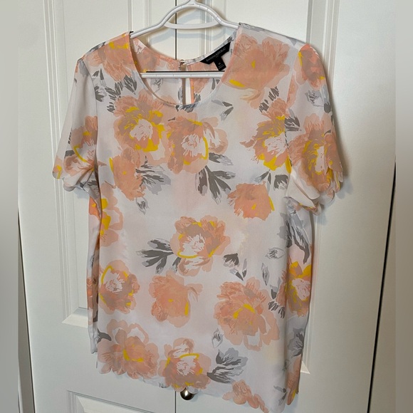 Banana Republic Factory Tops - Banana republic floral short sleeve top with scallop sleeves
